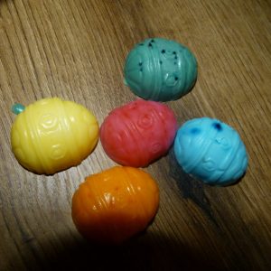 4 kleine Ostereier gemischt